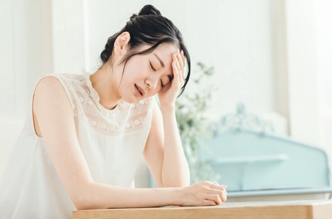 頭痛に悩む女性